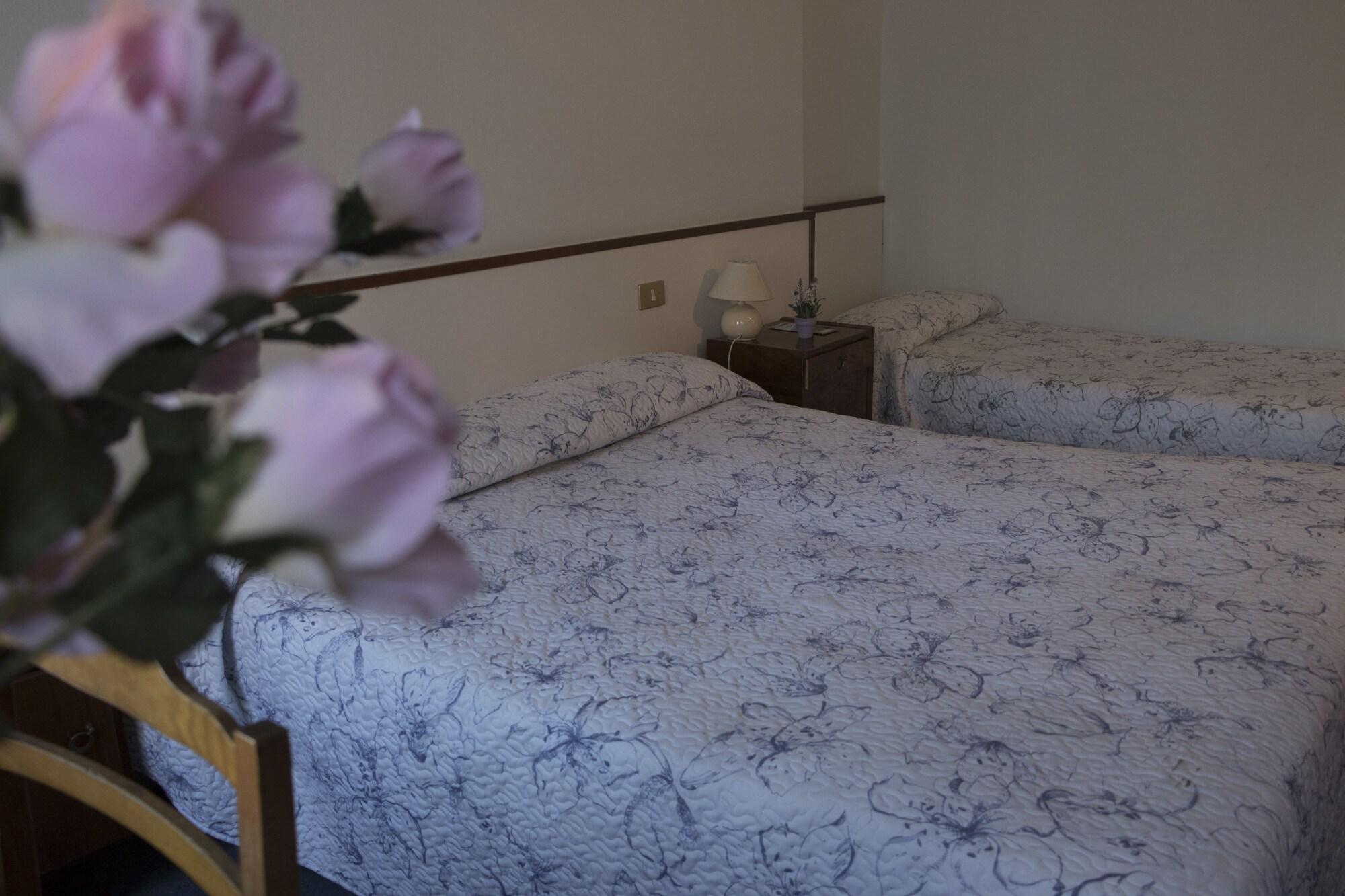 Hotel Primavera Дезенцано-дель-Гарда Экстерьер фото