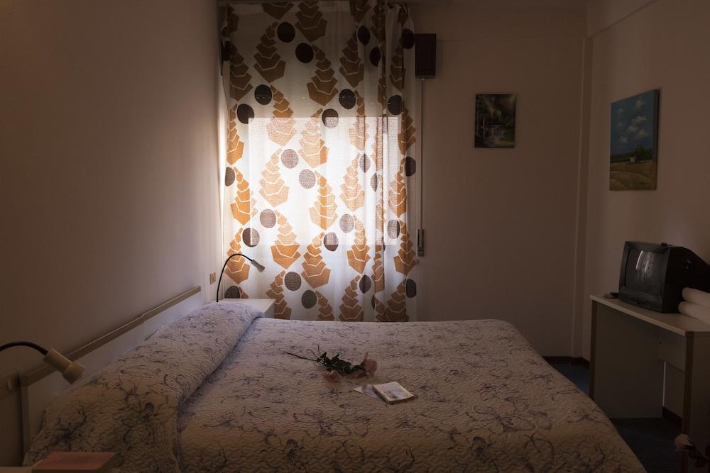 Hotel Primavera Дезенцано-дель-Гарда Экстерьер фото